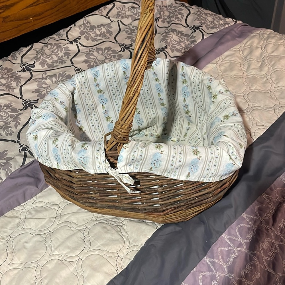 Wicker basket pretty big with cover